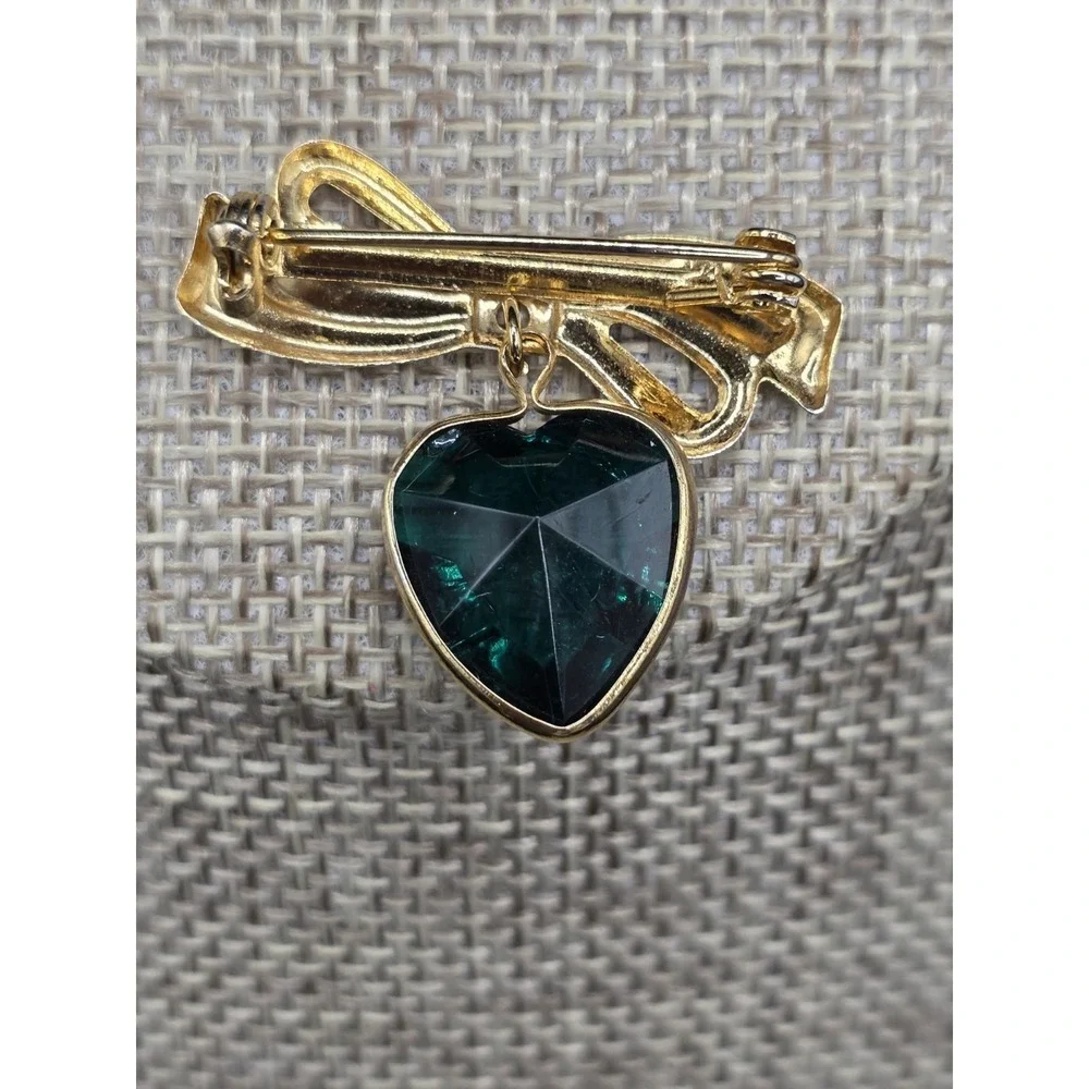 vintage-style green heart stone brooch with a gold-plated bow design.